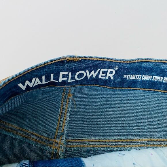 Wallflower | Fearless Curvy Super High Rise Distressed Jean Shorts NWT 24W - Picture 5 of 9